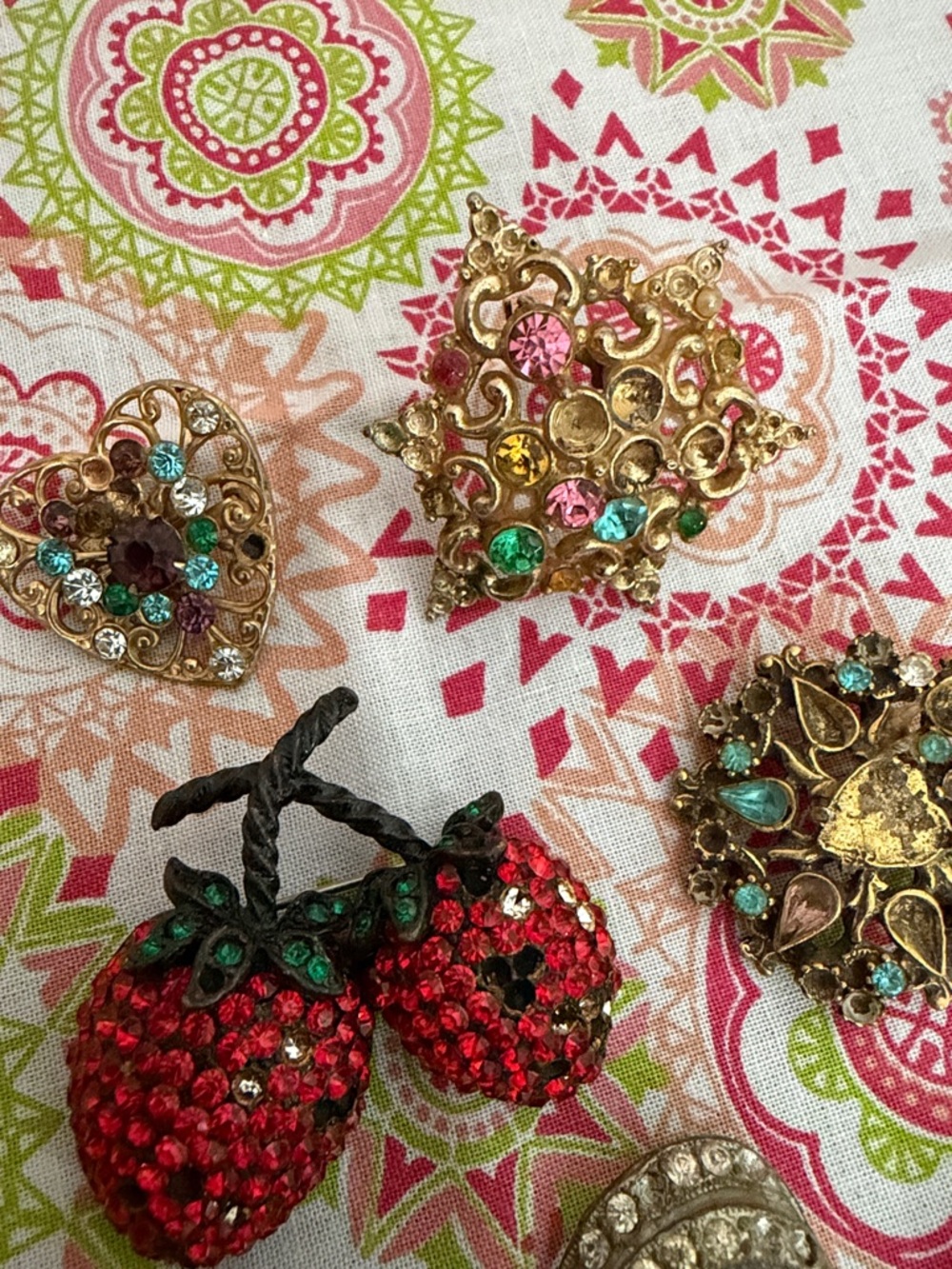Vintage Brooch Lot of 7 Rhinestone Enamel Strawberries Bow Heart Floral - Picture 5 of 6